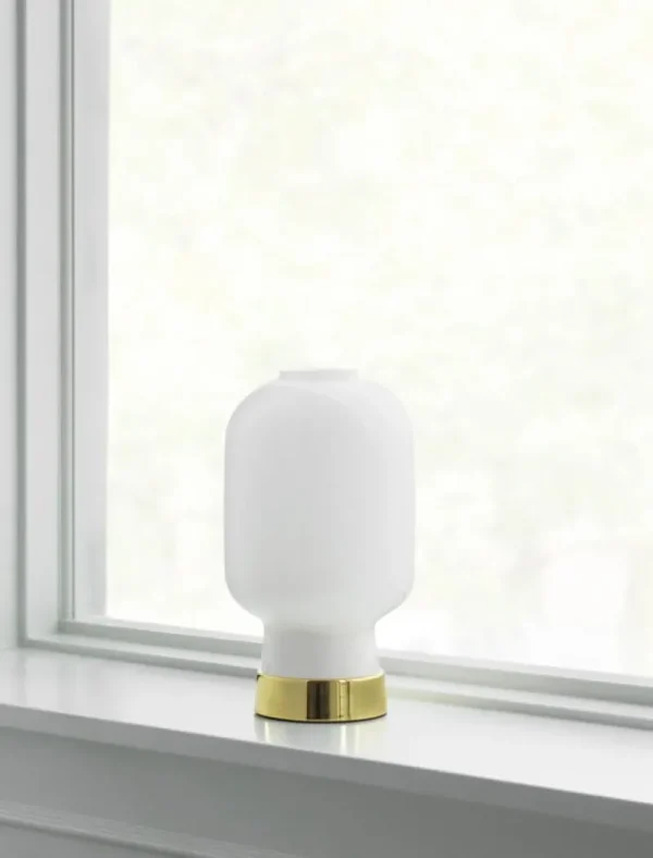 Normann Copenhagen Tischlampen-Amp Tischleuchte, Weiß - Messing