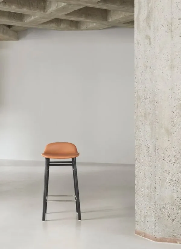 Normann Copenhagen Sitzgelegenheiten-Form Barhocker, 65 cm, Eiche schwarz - brandyfarbenes Ultra-Lede