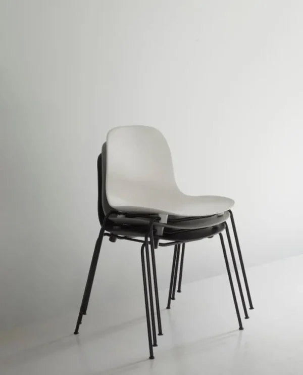 Tapio Anttila Collection Sitzgelegenheiten-Normann Copenhagen Form Stuhl, stapelbar, Stahl schwarz - Weiß