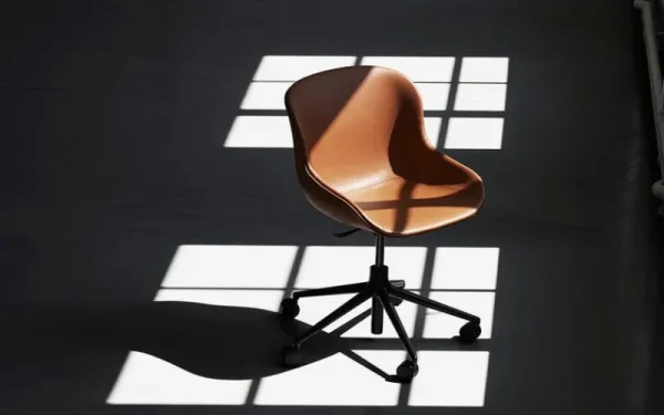 Normann Copenhagen Sitzgelegenheiten-Hyg Stuhl mit 5 Rollen, drehb., Aluminium – Brandy Leder Ultra