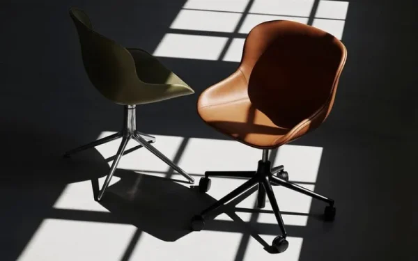 Normann Copenhagen Sitzgelegenheiten-Hyg Stuhl mit 5 Rollen, drehb., Aluminium – Brandy Leder Ultra
