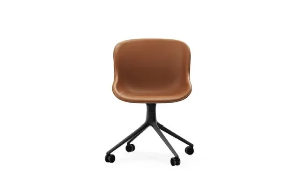 Normann Copenhagen Sitzgelegenheiten-Hyg Swivel chair 4 wheels, black - brandy Ultra leather