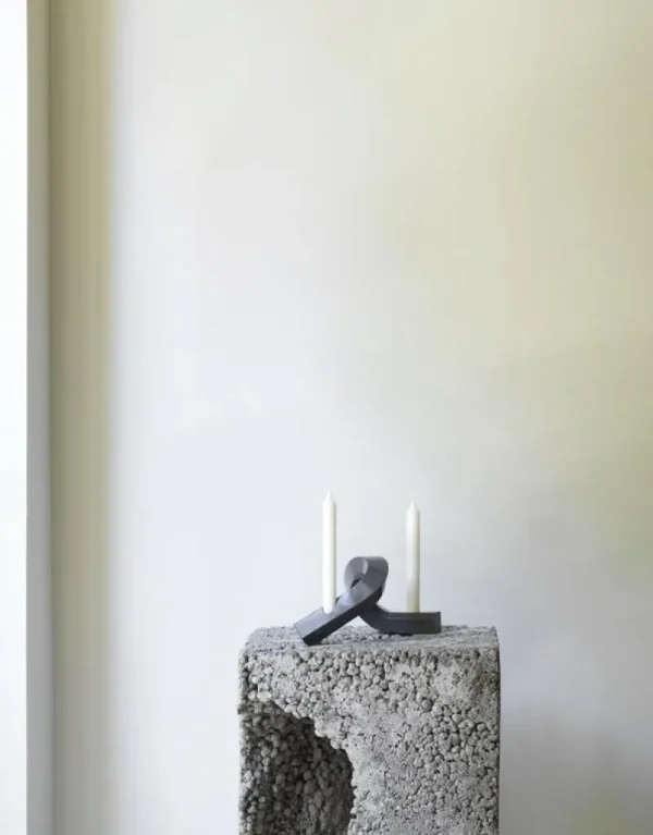 Nedre Foss Kerzen Und Kerzenhalter-Normann Copenhagen Kerzenhalter Crooked Two, grau