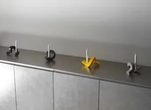 Skultuna Kerzen Und Kerzenhalter-Normann Copenhagen Kerzenhalter Crooked One, warmes grau