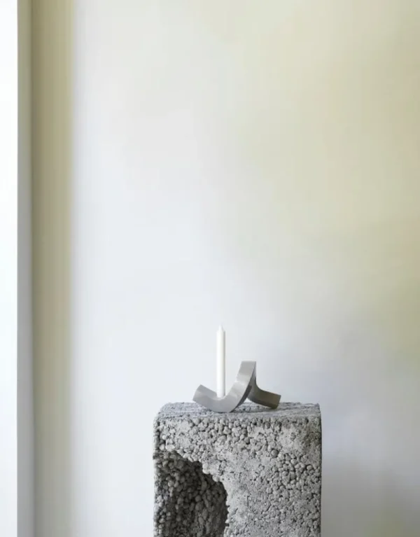 Skultuna Kerzen Und Kerzenhalter-Normann Copenhagen Kerzenhalter Crooked One, warmes grau