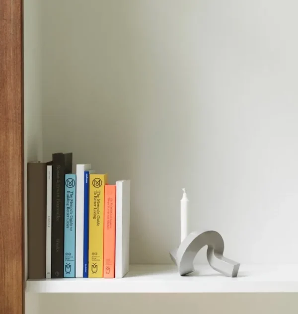 Skultuna Kerzen Und Kerzenhalter-Normann Copenhagen Kerzenhalter Crooked One, warmes grau