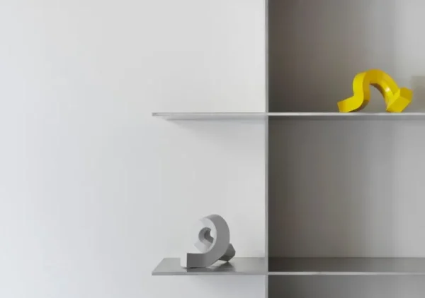 Skultuna Kerzen Und Kerzenhalter-Normann Copenhagen Kerzenhalter Crooked One, warmes grau