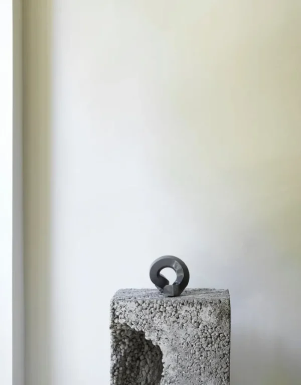 HAY Kerzen Und Kerzenhalter-Normann Copenhagen Kerzenhalter Crooked One, grau