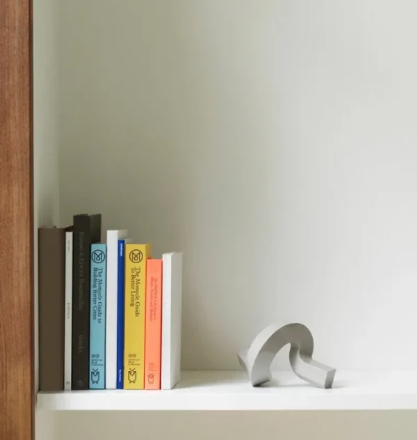 Skultuna Kerzen Und Kerzenhalter-Normann Copenhagen Kerzenhalter Crooked One, warmes grau
