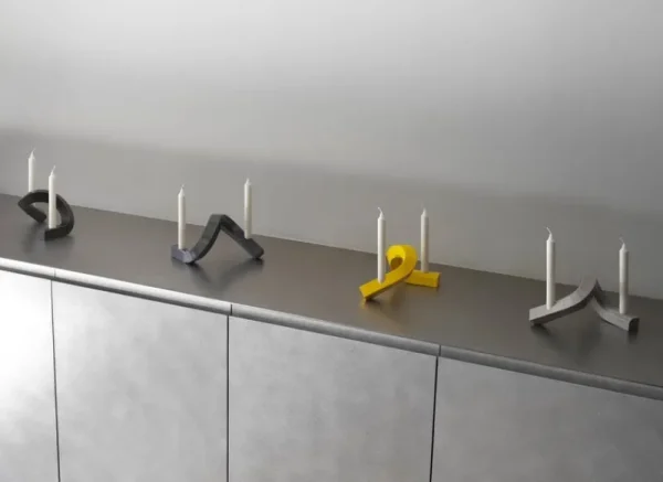 Nedre Foss Kerzen Und Kerzenhalter-Normann Copenhagen Kerzenhalter Crooked Two, grau