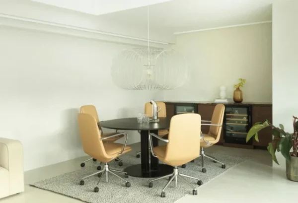 Normann Copenhagen Bürostühle | Sitzgelegenheiten^Off Stuhl mit 5 Rollen, Armlehnen, Alu. - schwarzes Leder Ultra