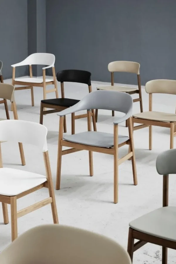 Normann Copenhagen Sitzgelegenheiten-Stuhl Herit, Eiche geräuchert – schwarz