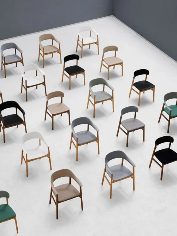 Normann Copenhagen Sitzgelegenheiten-Stuhl Herit, Eiche geräuchert – schwarz