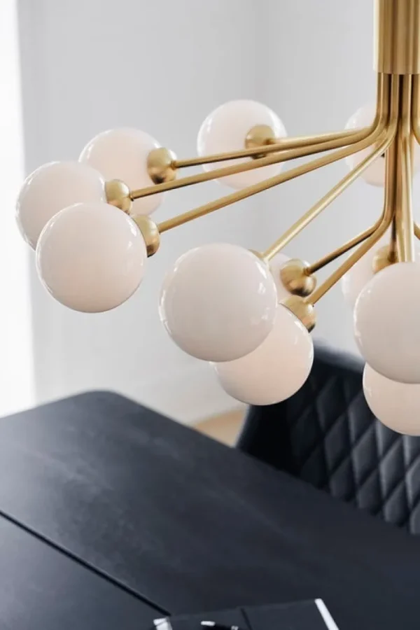 Normann Copenhagen Deckenleuchten-Nuura Apiales 18 Pendelleuchte, gebürstetes Messing/opalweiß