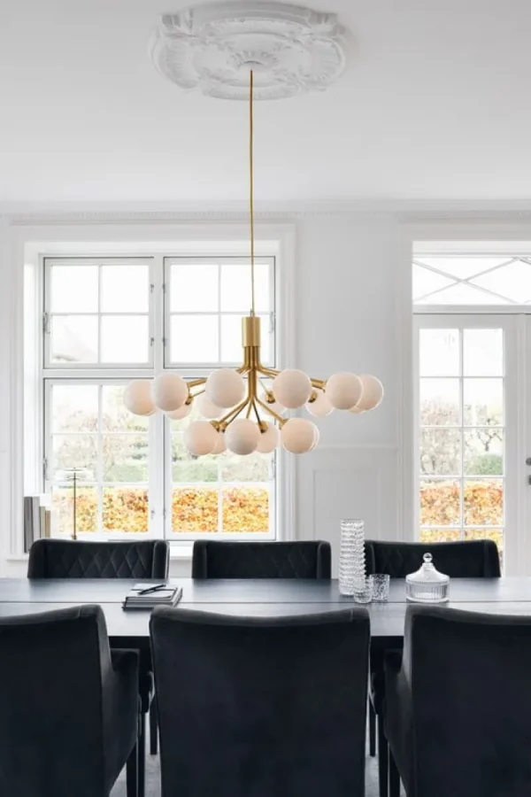 Normann Copenhagen Deckenleuchten-Nuura Apiales 18 Pendelleuchte, gebürstetes Messing/opalweiß