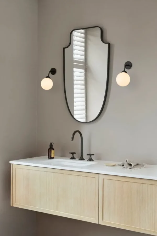 Tom Dixon Wandleuchten-Nuura Apiales Wandleuchte, festverdrahtet, Satinschwarz – Opalweiß