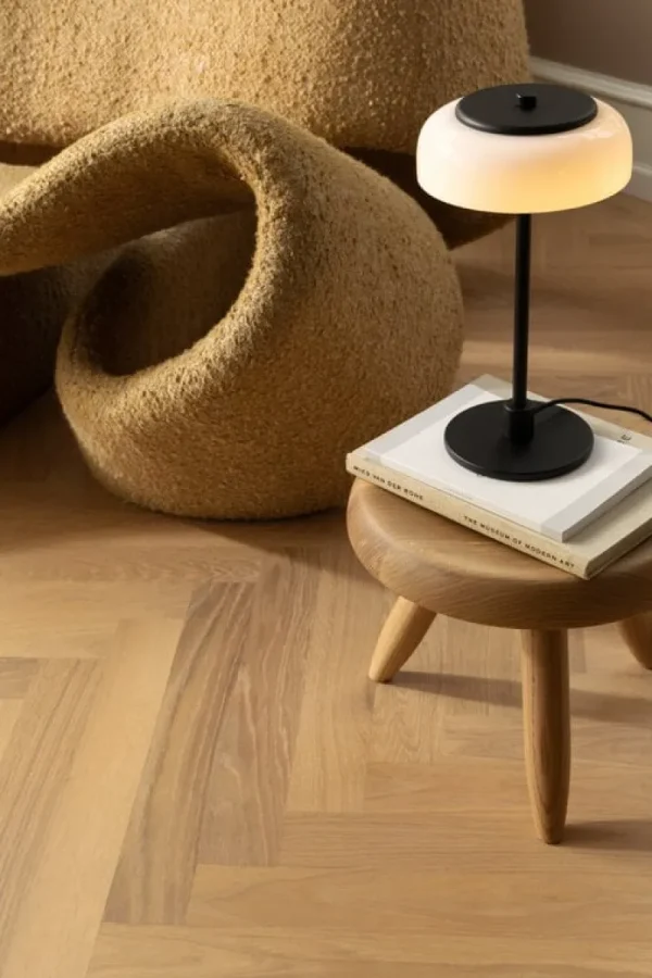 New Works Tischlampen-Nuura Blossi Tischleuchte, klein, Schwarz - Opalglas