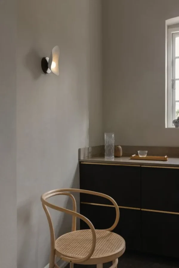 valerie_objects Wandleuchten-Nuura Florii 1 Wandleuchte, dunkles Bronze - weiß