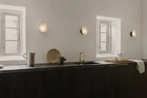valerie_objects Wandleuchten-Nuura Florii 1 Wandleuchte, dunkles Bronze - weiß