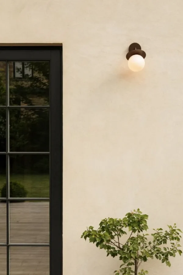 Nuura Außenbeleuchtung | Außenleuchten^Liila Outdoor Wandleuchte, Dunkelbronze - Opalweiß