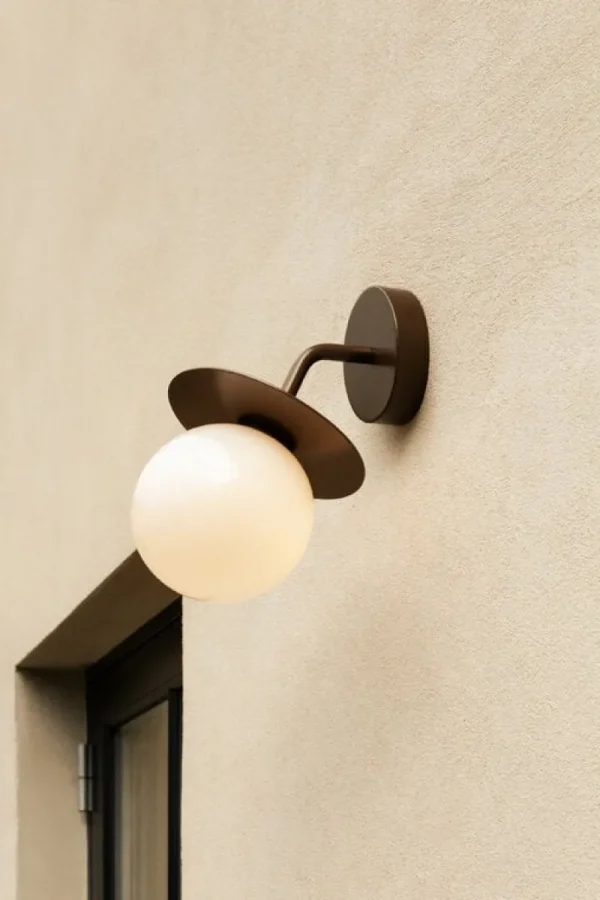 Nuura Außenbeleuchtung | Außenleuchten^Liila Outdoor Wandleuchte, Dunkelbronze - Opalweiß