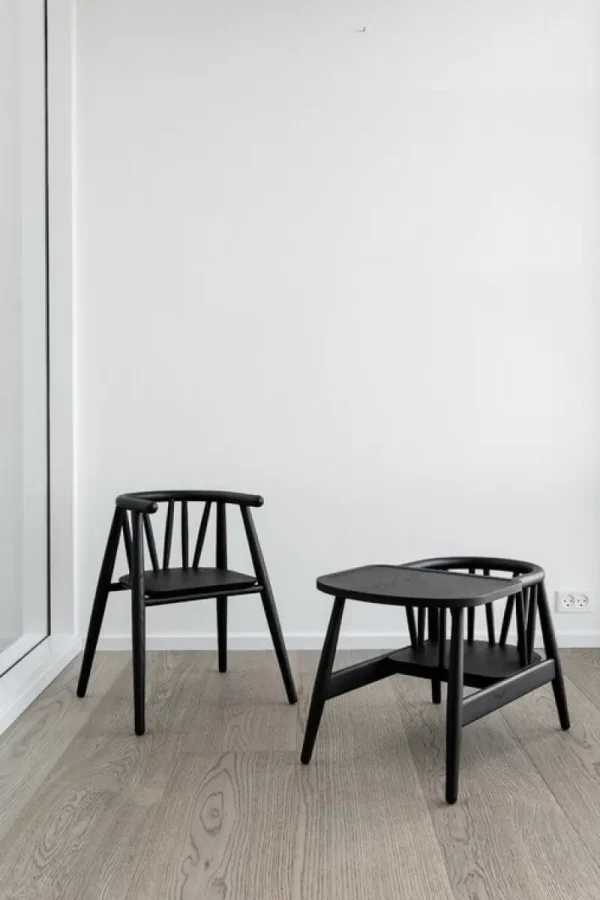 Kinder Oaklings Möbel Für Das Kinderzimmer^Smilla Kleinkinderstuhl mit Tablett, schwarz gebeizte Eiche