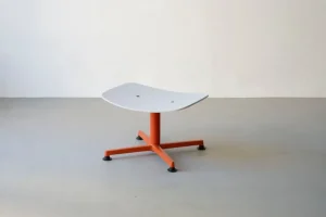 Fritz Hansen Sitzgelegenheiten-Raawii Arba Hocker, Sperrholz, orange - hellgrau