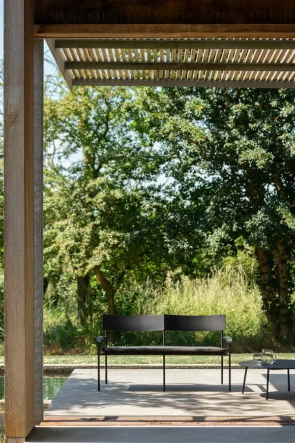 Serax Terrassenmöbel^August 2-Sitzer-Bank mit Rückenlehne, Schwarz