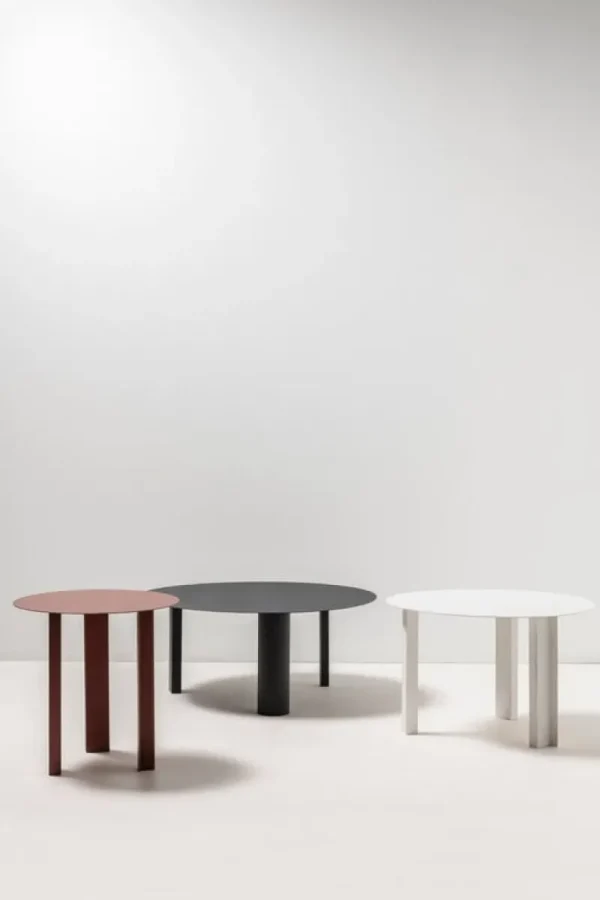 Artek Tische-Serax Metal Sculptures Beistelltisch, S, rote Rohre
