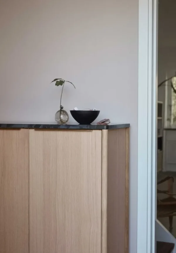 Pedestal Aufbewahrungsmöbel-Skagerak Jut Hochschrank, Eiche – schwarzer Marmor
