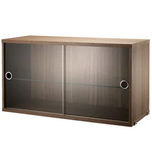 String Furniture Regale-String Vitrine mit Schiebetüren aus Glas, 78 x 30 cm, Nussbaum