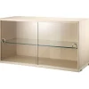 String Furniture Regale-String Vitrine mit Schiebetüren aus Glas, 78 x 30 cm, Esche