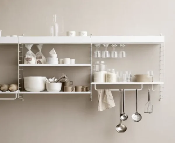 Audo Copenhagen Regale-String Furniture String-Metallstange, 71 cm, weiß