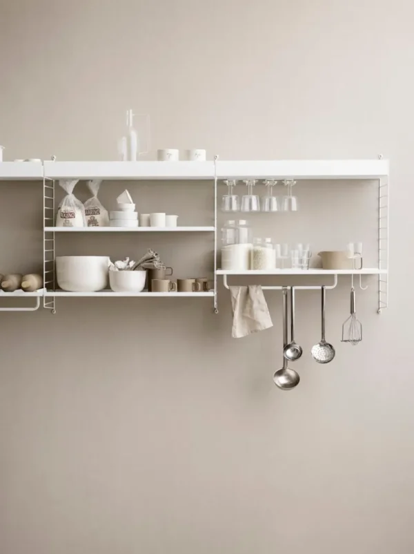 Audo Copenhagen Regale-String Furniture String-Metallstange, 71 cm, weiß