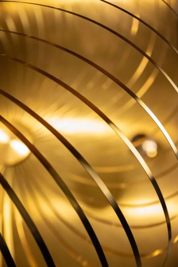 Louis Poulsen Deckenleuchten-Tom Dixon Spring LED-Pendelleuchte, groß, Messing