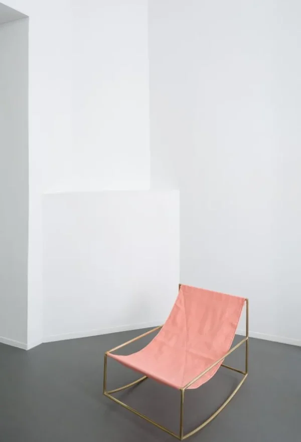 Vitra Sitzgelegenheiten-valerie_objects Rocking Chair, Messing – rosa