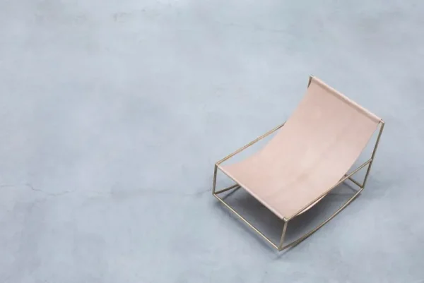 Normann Copenhagen Sitzgelegenheiten-valerie_objects Rocking Chair, Messing – Leder