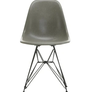 Normann Copenhagen Sitzgelegenheiten-Vitra Eames DSR Fiberglass Chair, Raw Umber – schwarz