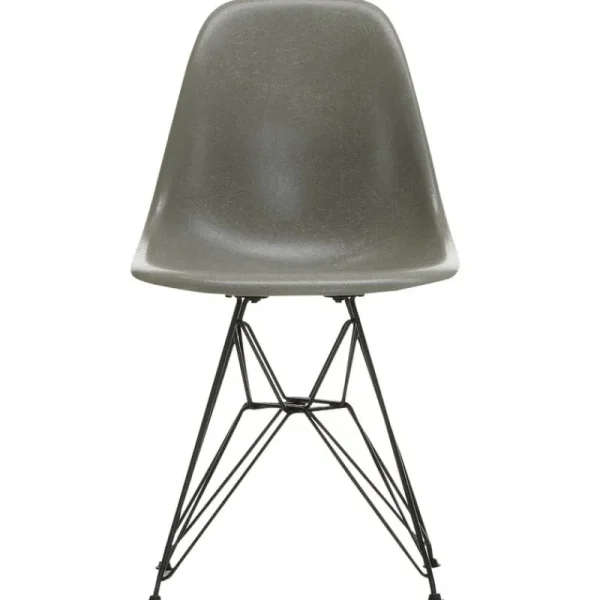 Normann Copenhagen Sitzgelegenheiten-Vitra Eames DSR Fiberglass Chair, Raw Umber – schwarz