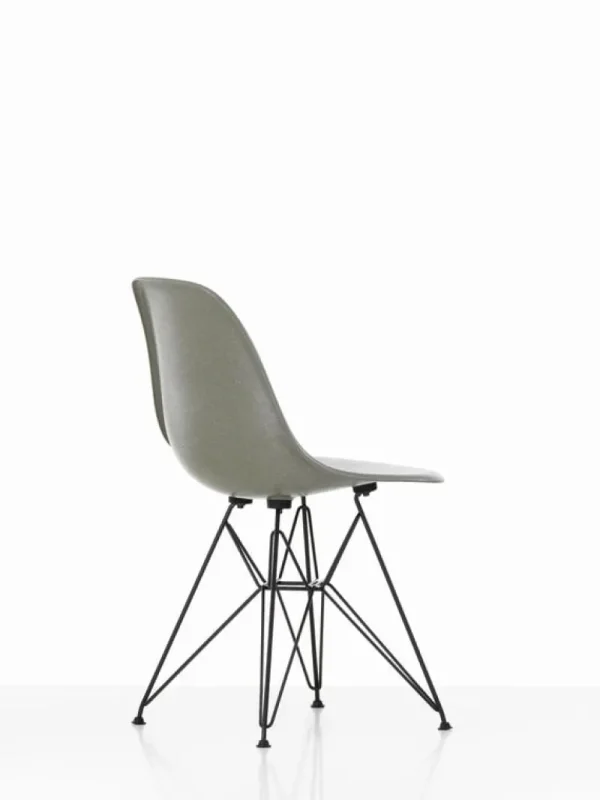 Normann Copenhagen Sitzgelegenheiten-Vitra Eames DSR Fiberglass Chair, Raw Umber – schwarz