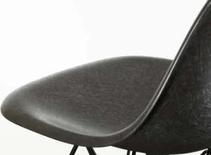 Fredericia Sitzgelegenheiten-Vitra Eames DSR Fiberglass Chair, Elephant Hide Grey – schwarz