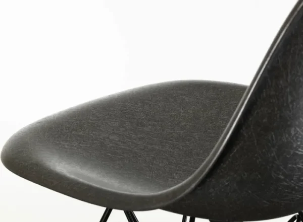 Fredericia Sitzgelegenheiten-Vitra Eames DSR Fiberglass Chair, Elephant Hide Grey – schwarz