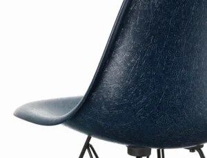 valerie_objects Sitzgelegenheiten-Vitra Eames DSR Fiberglass Chair, marineblau – schwarz