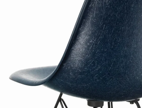 valerie_objects Sitzgelegenheiten-Vitra Eames DSR Fiberglass Chair, marineblau – schwarz
