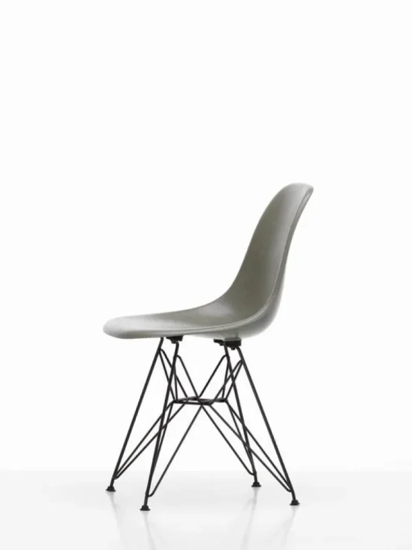 Normann Copenhagen Sitzgelegenheiten-Vitra Eames DSR Fiberglass Chair, Raw Umber – schwarz