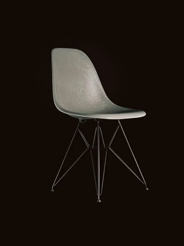 Normann Copenhagen Sitzgelegenheiten-Vitra Eames DSR Fiberglass Chair, Raw Umber – schwarz