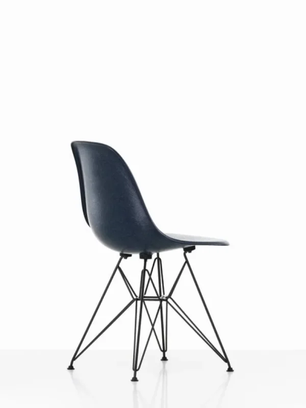 valerie_objects Sitzgelegenheiten-Vitra Eames DSR Fiberglass Chair, marineblau – schwarz