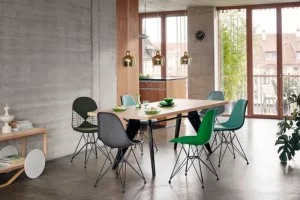 Normann Copenhagen Sitzgelegenheiten-Vitra Eames DSR Fiberglass Chair, Raw Umber – schwarz
