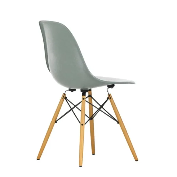 GUBI Sitzgelegenheiten-Vitra Eames DSW Fiberglass Chair, meerschaumgrün – Ahorn
