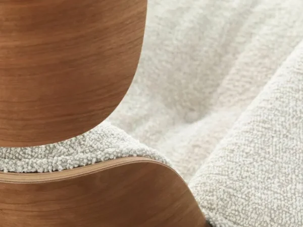 Vitra Sitzgelegenheiten-Eames Lounge Chair, neue Größe, amer. Kirsche - Nubia Creme/Sand